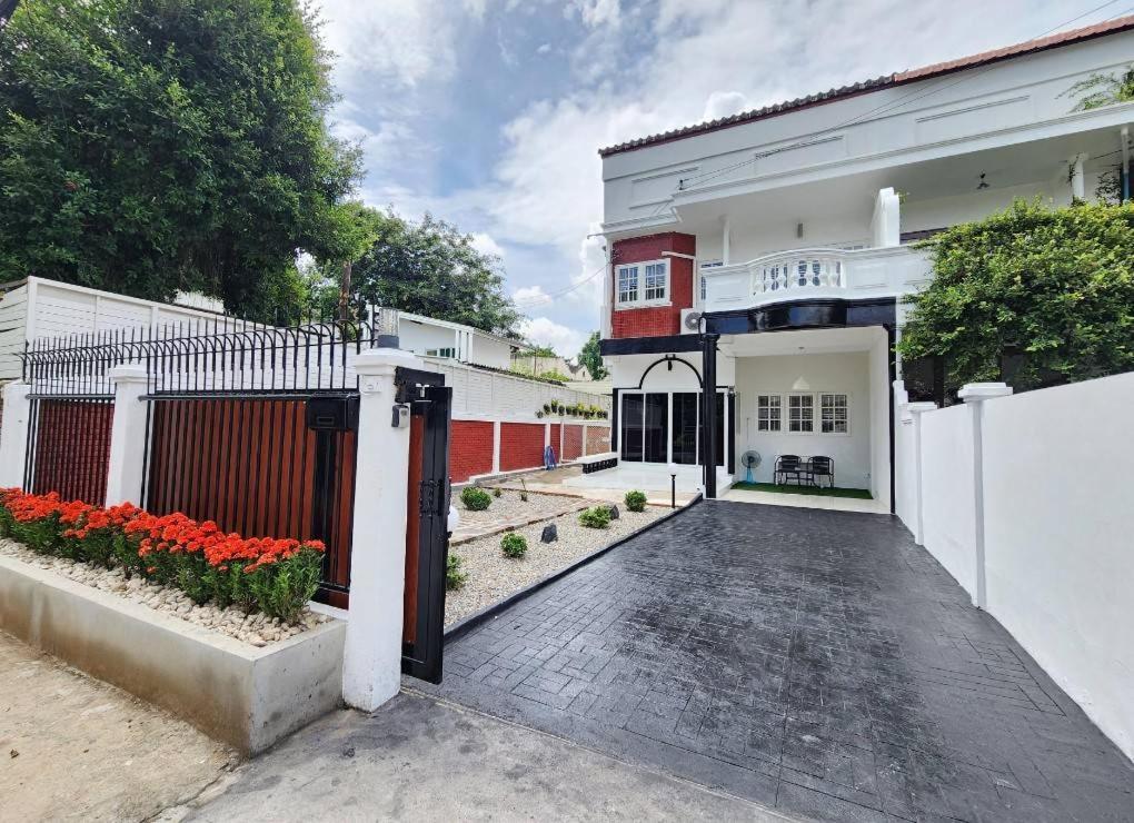 Boxsoon Nimman 2 # 4Beds 3Baths Villa Chiang Mai Bagian luar foto